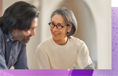 Due persone sorridono e parlano tra loro.