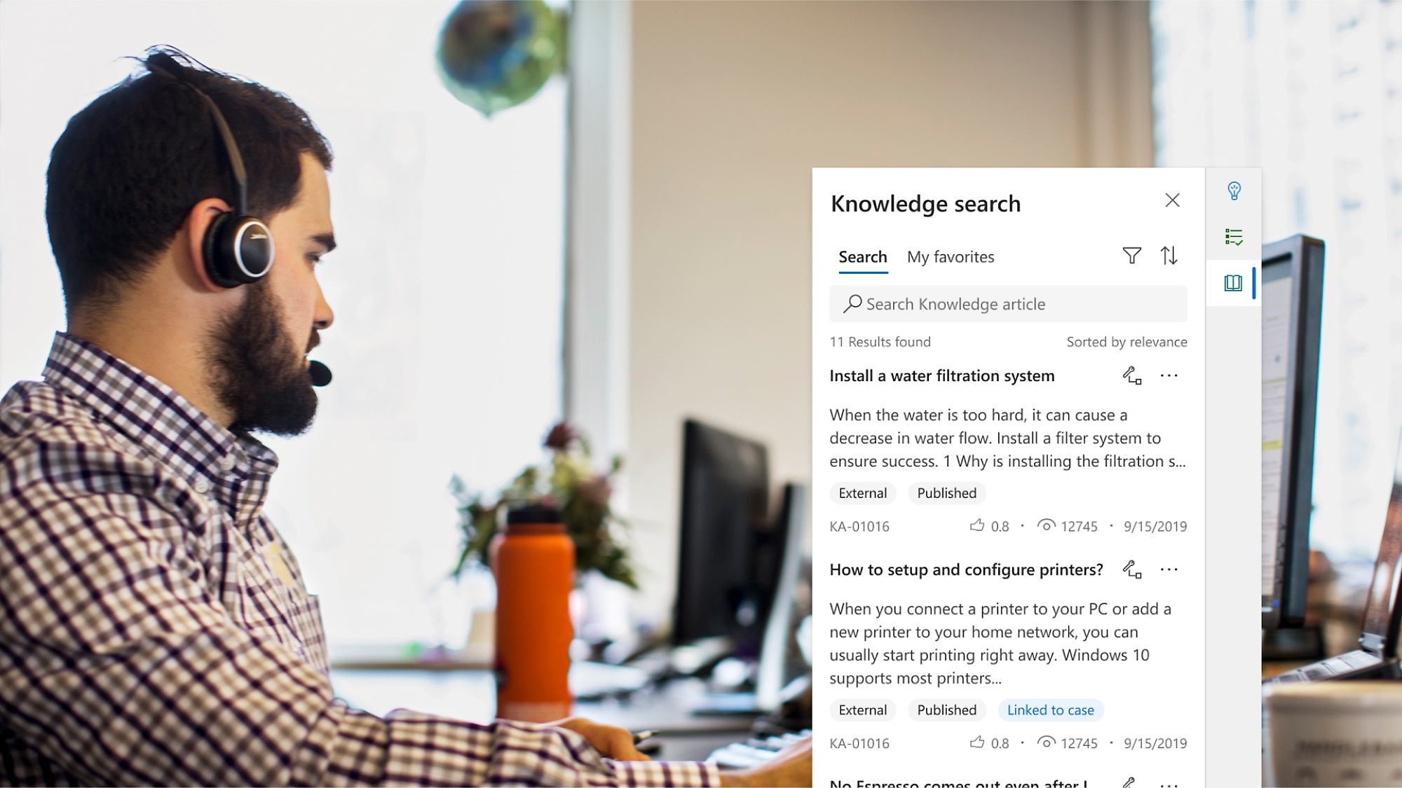 Un hombre usa auriculares mientras trabaja en un ordenador.