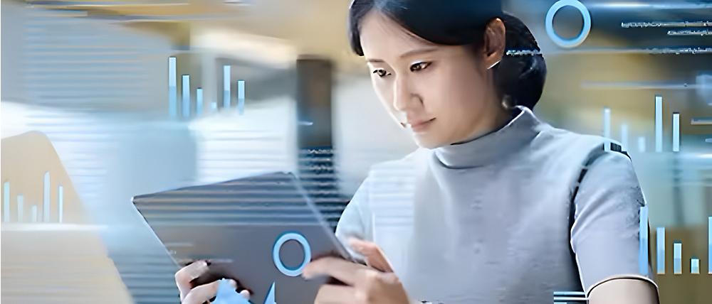 Eine Frau in einer High-Tech-Büroumgebung, die ein Tablet mit futuristischen digitalen Diagrammen und Daten verwendet 