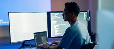 コンピューターの前に座っている人