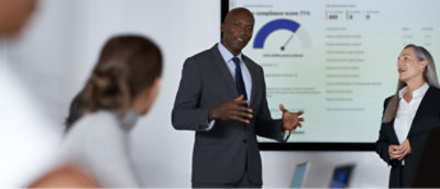 Мужчина обсуждает различные темы с людьми.