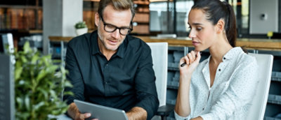 1 台のノート PC を見ている男性と女性。