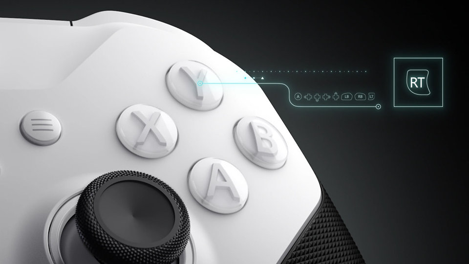 Nahaufnahme des Xbox Elite Wireless Controllers Serie 2 – Core (Weiß) und Hervorhebung der Tastenbelegungsfunktion über die Xbox Zubehör-App.