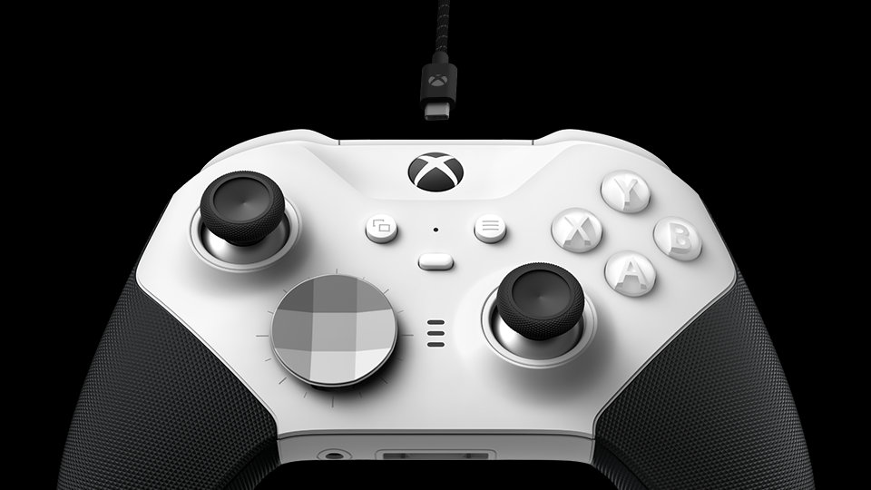 Angolo inferiore del Controller Wireless Elite per Xbox Series 2 - Core (White), che mostra un cavo USB-C collegato per ricaricare la batteria.