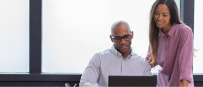 책상에 앉아 있는 사람