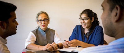 테이블에 앉아 있는 한 무리의 여성들