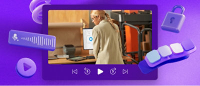 Seseorang berambut pirang menatap ke monitor di meja yang penuh dengan peralatan kantor.