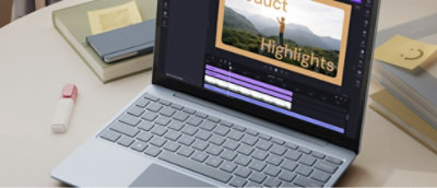 Laptop menampilkan layar perangkat lunak pengeditan video, dengan teks "Sorotan Produk."