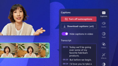 Wanita berbicara melalui panggilan video, dengan keterangan dan transkrip yang terlihat di layar. 