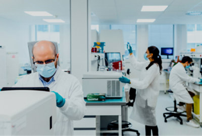 마스크와 장갑을 착용한 한 무리의 사람들