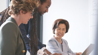People discussing in the room 
