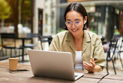 En kvinde, der arbejder med en bærbar computer