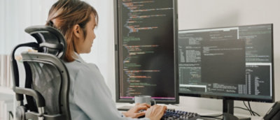 En person, der arbejder på en computer