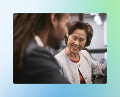 Deux personnes sont engagées dans une conversation. La femme sourit en regardant l'homme.