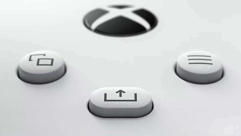 Xbox ワイヤレス コントローラーの共有ボタンのクローズアップ。