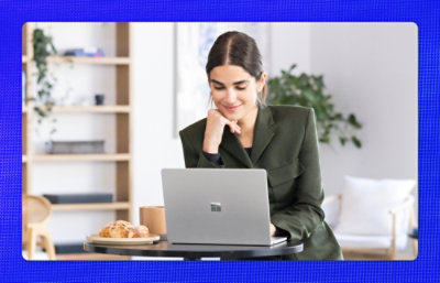 ノート PC の画面を見ている女性。