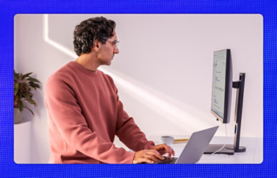 キーボードで入力しながらモニターを見ている男性。