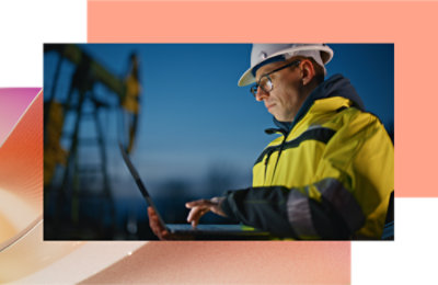 Osoba u šlemu koristi računar