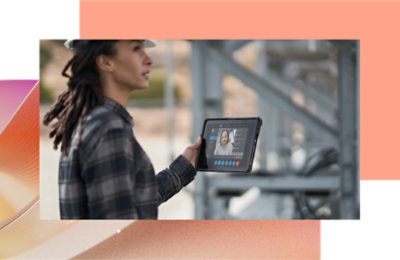 Osoba u šlemu drži tablet