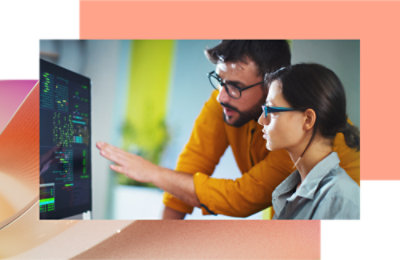 Dve osobe gledaju u ekran računara