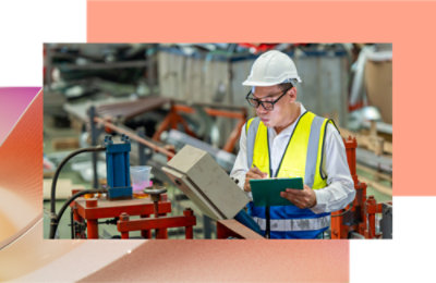 Osoba u šlemu i sigurnosnom prsluku