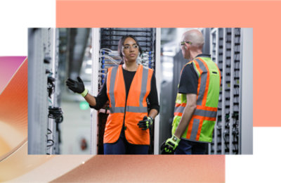 Dve osobe nose bezbednosne prsluke i razgovaraju