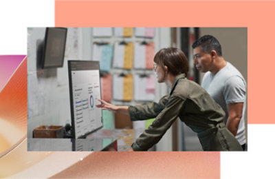 Osoba pokazuje na ekran računara