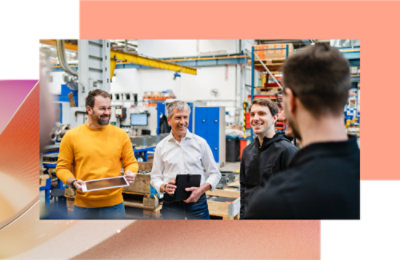 Grupa ljudi u fabrici razgovara