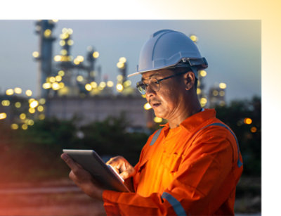 Osoba sa zaštitnim šlemom koristi tablet uređaj