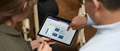 Krupni plan dve osobe koje pokazuju na tablet