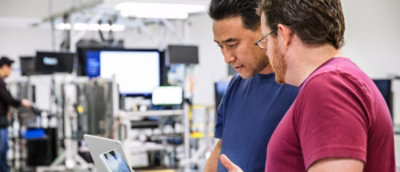 Grupa muškaraca gleda u tablet