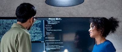 Dve osobe gledaju u ekran računara