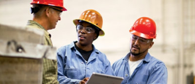 Grupa ljudi nosi šlemove i razgovara