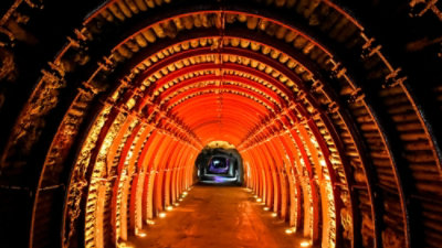 Tunel sa uključenim svetlima