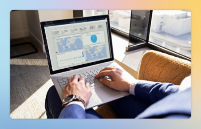 Die Hände einer Person, die auf einer Laptoptastatur tippt.