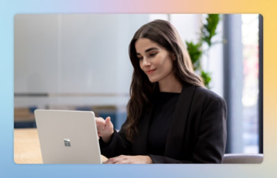 Eine Person, die auf einen Laptop blickt.