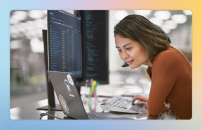 Ein Mann, der auf einen Laptop blickt.