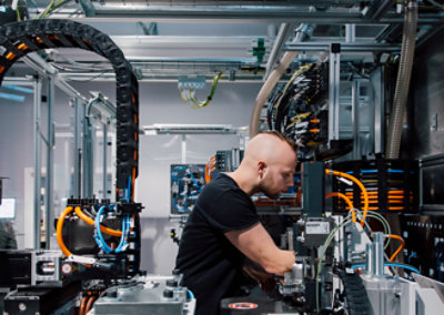 Een persoon die in een fabriek werkt