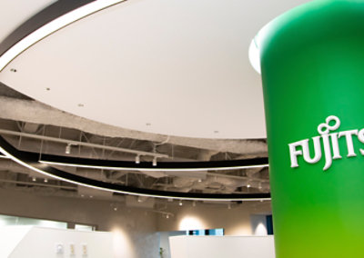 Een groene en witte kolom met het logo van Fujitsu