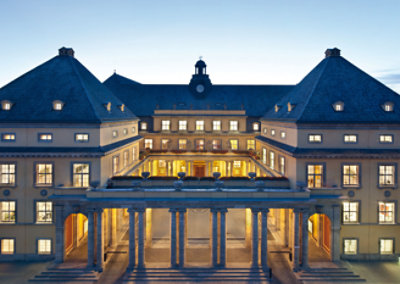 Een groot gebouw met een grote binnenplaats