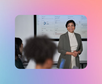 Een persoon die voor een groot scherm staat