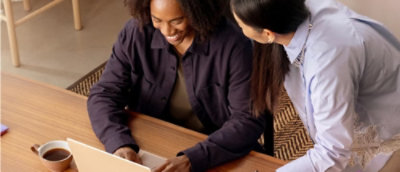 Žena, která se dívá na notebook.