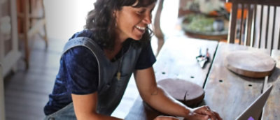 Usmívající se žena u stolu