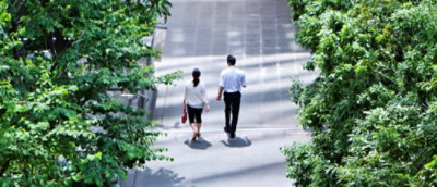 Muž a žena, kteří jdou po chodníku