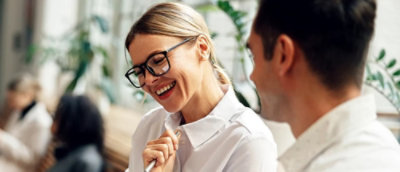 Usmívající se žena v brýlích