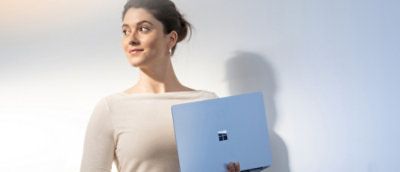 Žena v bílé košili s notebookem v ruce