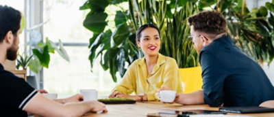 Skupina lidí, kteří sedí u stolu.