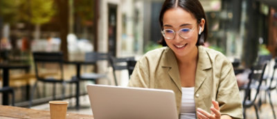 Žena, která se usmívá na notebook.