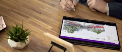 タブレットで絵を描いている人