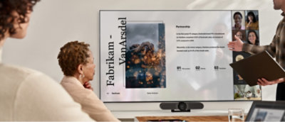 他の人が見ている中で画面を見ている人。